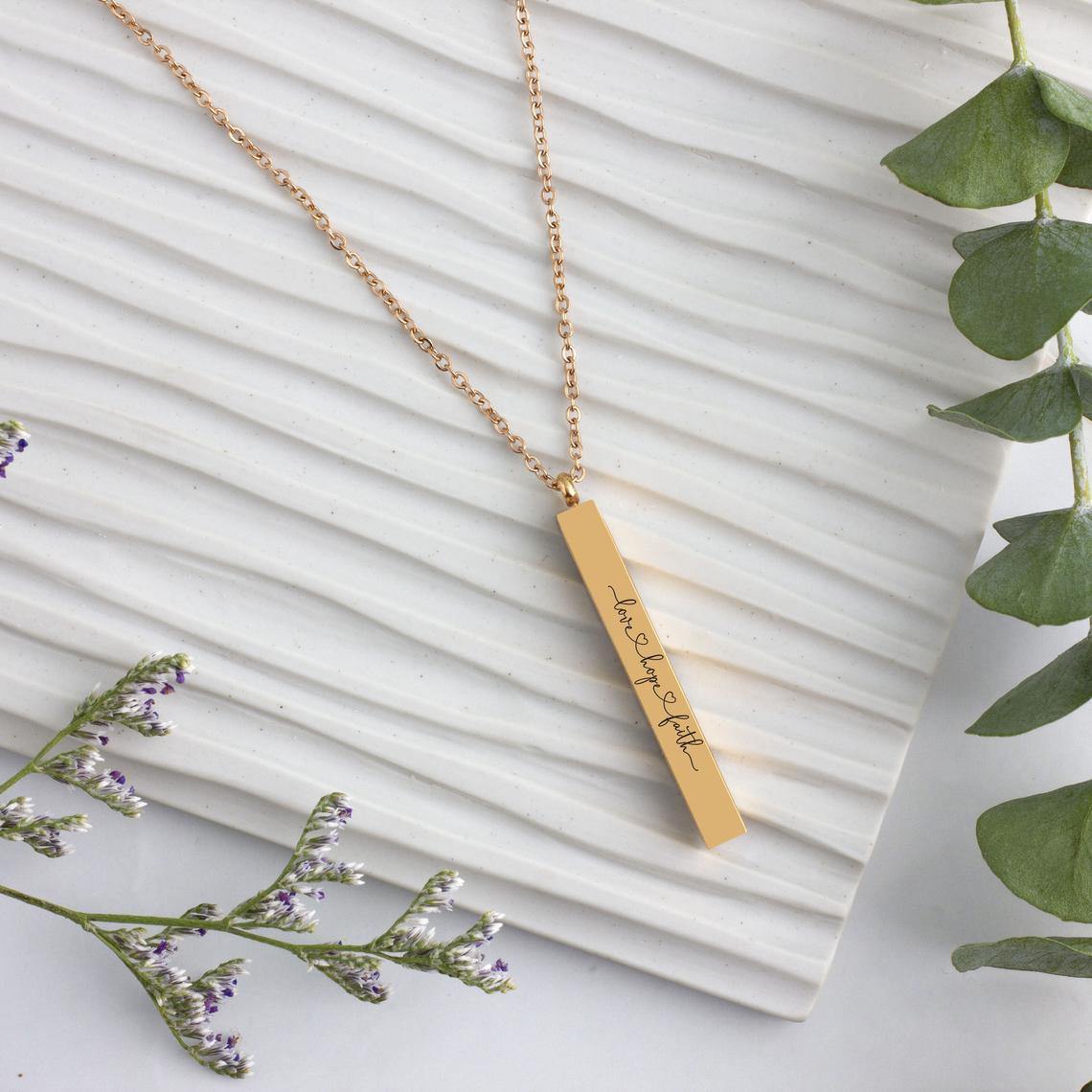 Engraved Cursive Vertical Bar Name Pendant - Lavstra